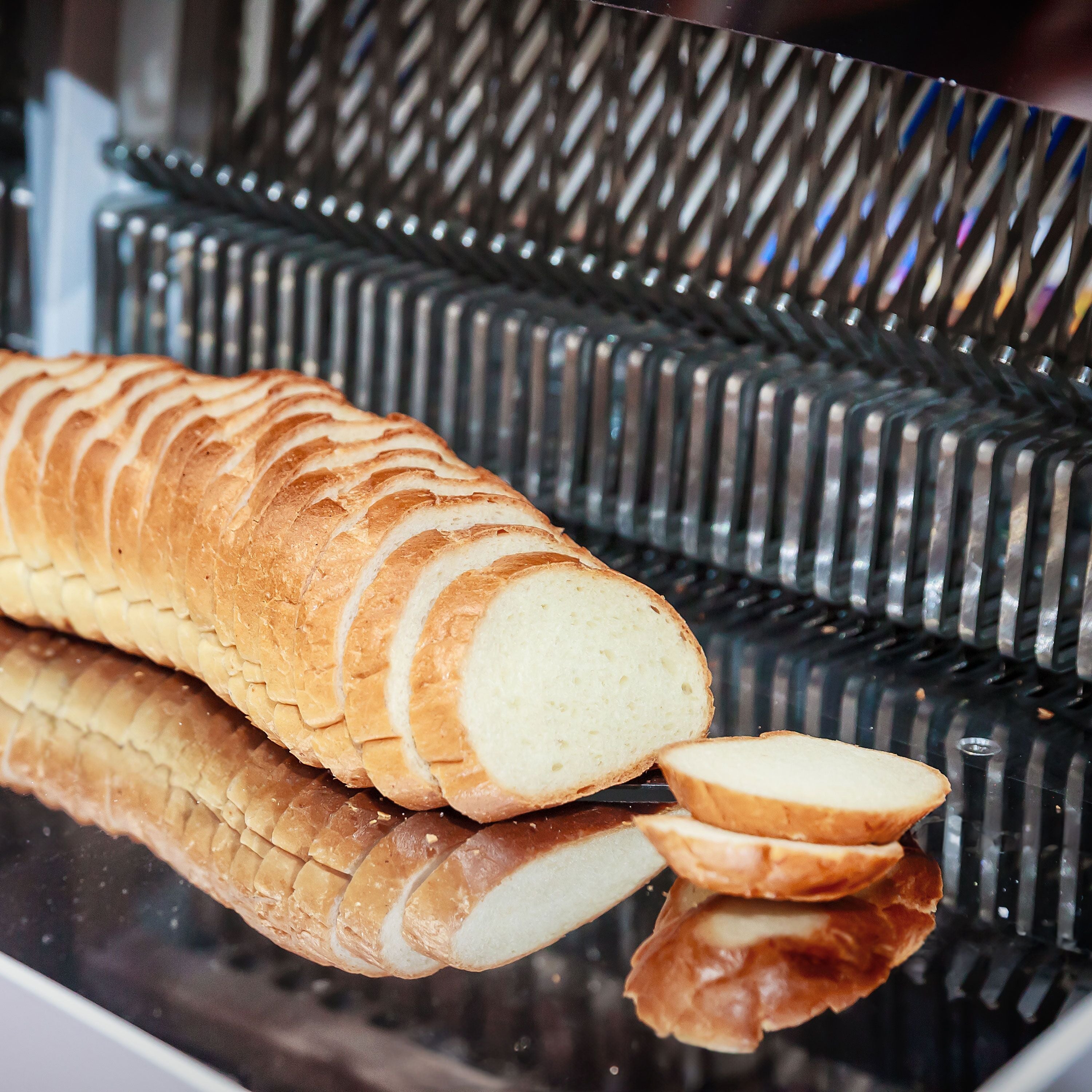 Bread Slicer on the counter - slice thickness 13mm - 370 watts